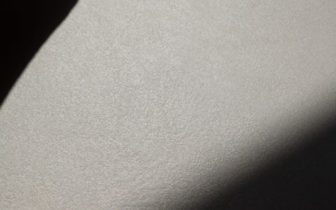 Close-up van een Concrete microcement vloer in de showroom van PUUR