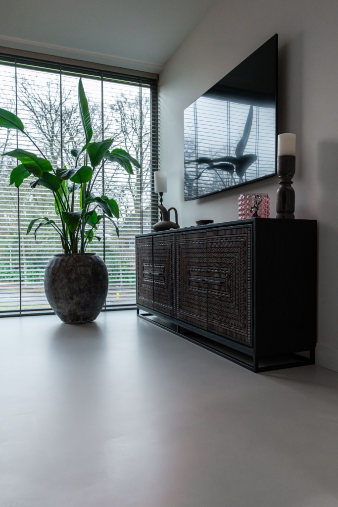 PU Ruig gietvloer bij een gezellig tv hoekje