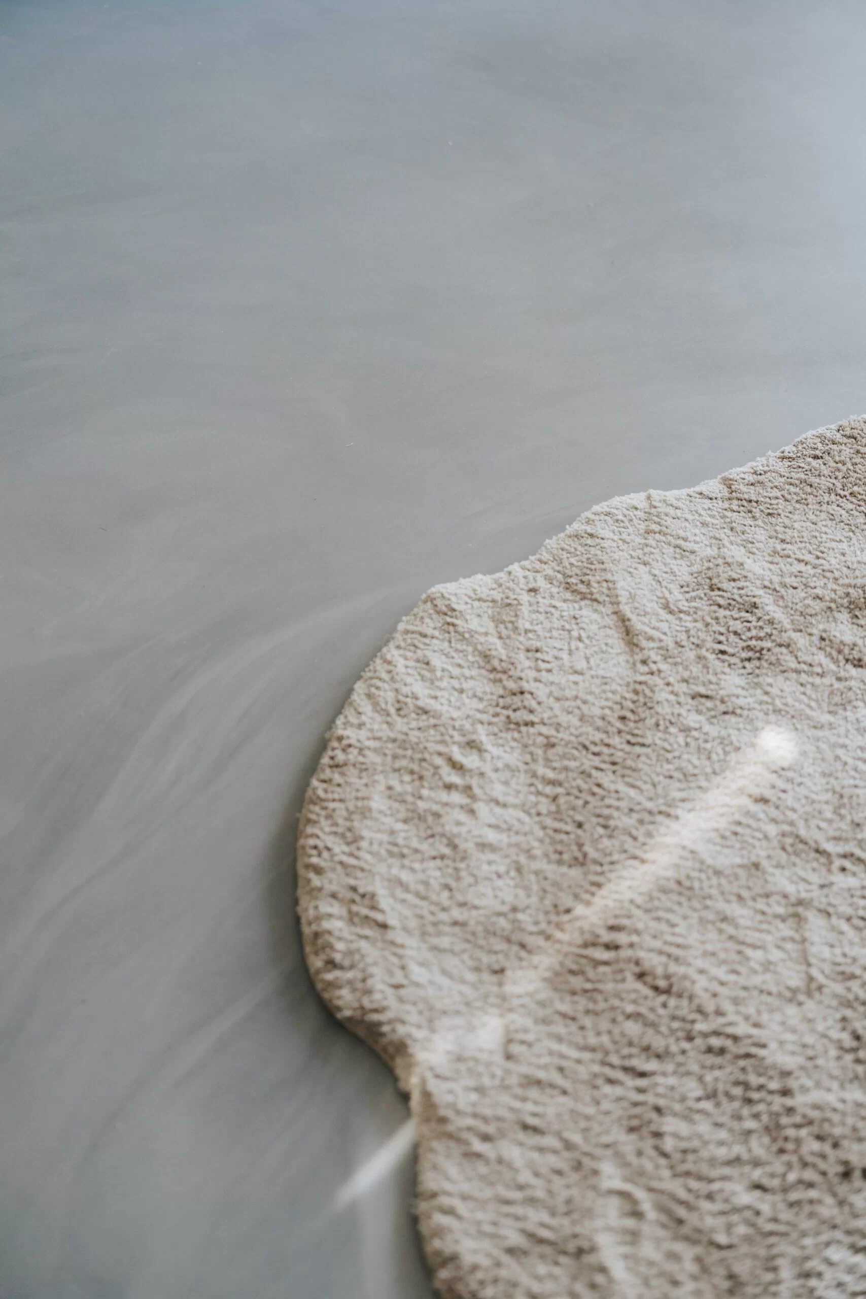 grijze gietvloer voor in de keuken