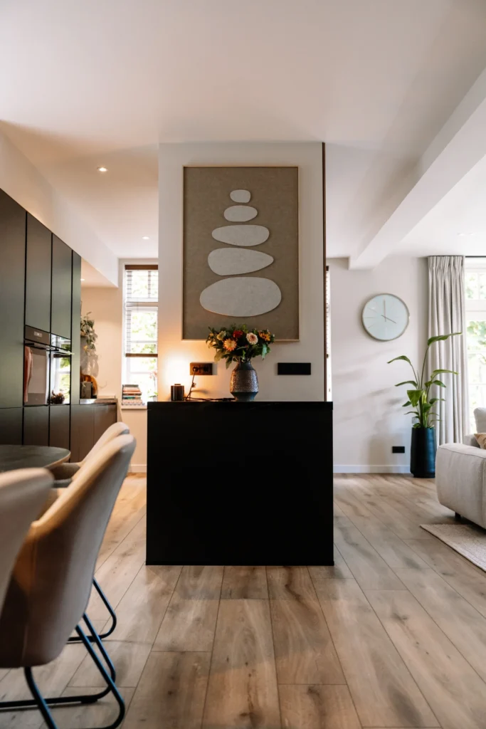 pvc woonkamer vloer loopt door tot keuken. Houtlook pvc vloer. visgraat vloer