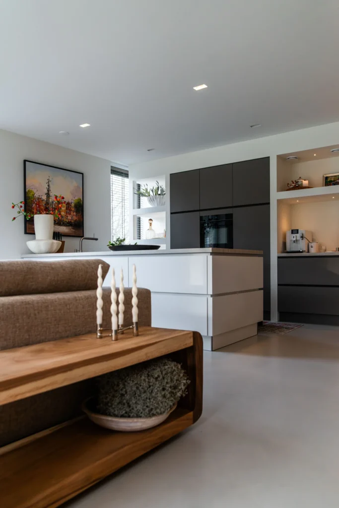 woonkamer vloer loopt door naar keuken. betonlook woonkamer vloer. giet vloer woonkamer