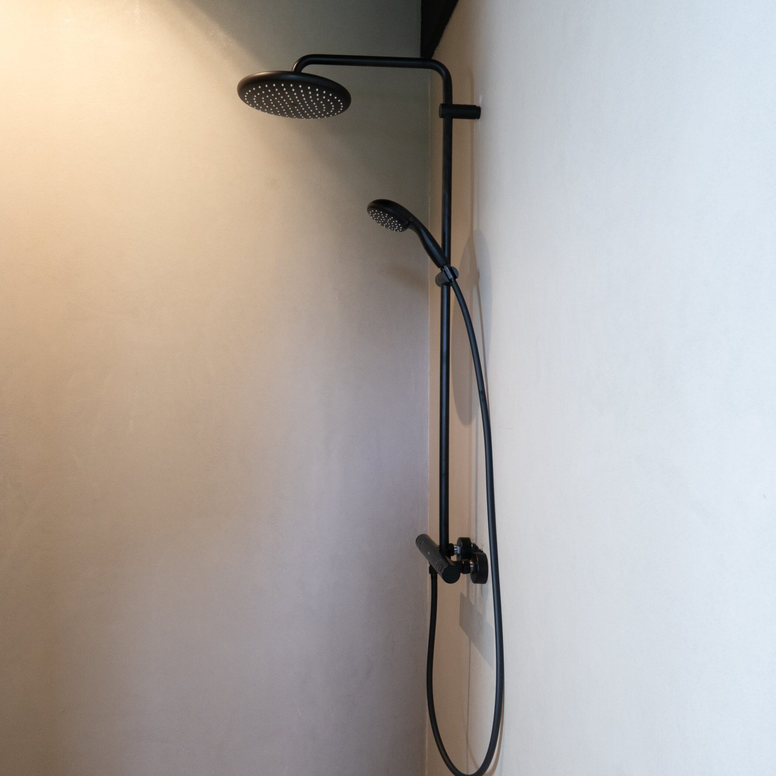 Concrete-wand-badkamer-doucheruimte